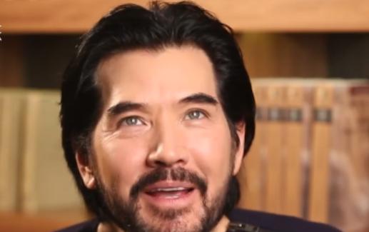 2025年，有媒体抛给64岁费翔一个极其扎心的问题：“你有颜有钱，怎么偏偏打了一