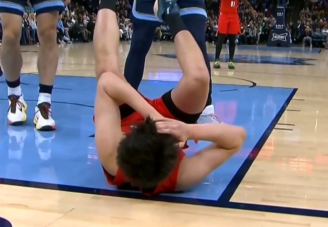 杨瀚森被打 倒地不起 裁判也没吹 杨瀚森犯规 开拓者vs灰熊