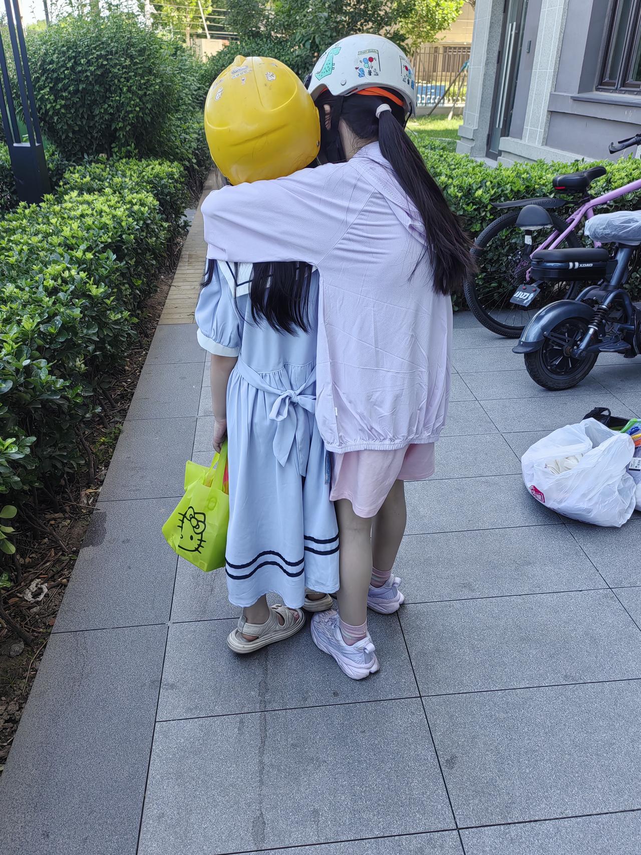 累坏了。奶奶不会开车，只能骑电动车带孩子们。慢慢的找有人行道的道路上骑车，还好，
