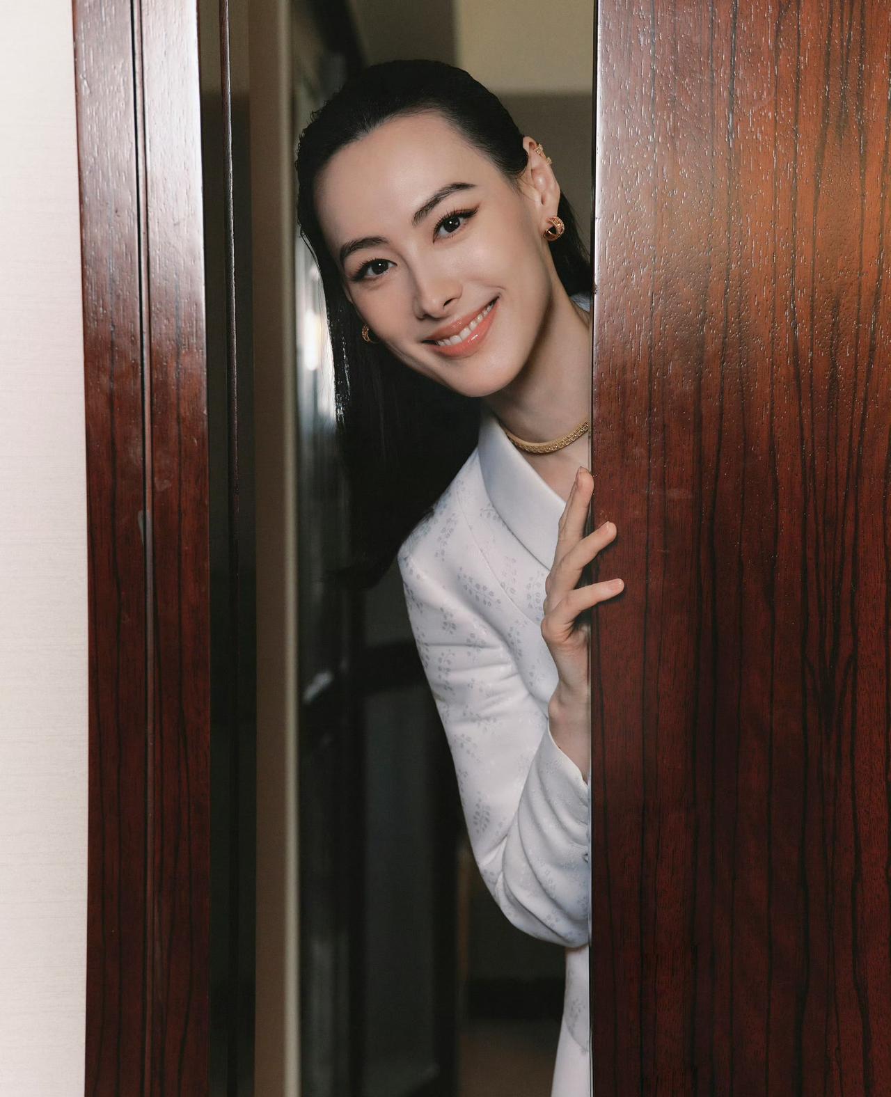 大家还记得梁洛施吗？

当然记得，这么好看的美女又怎么会忘得了？她在我的心中可是
