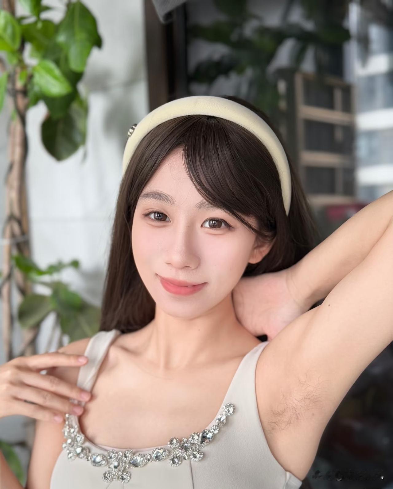 今儿个有人问我：“你一女的，毛毛那么长不嫌丢人吗？”

我直接翻她白眼：我丢谁的
