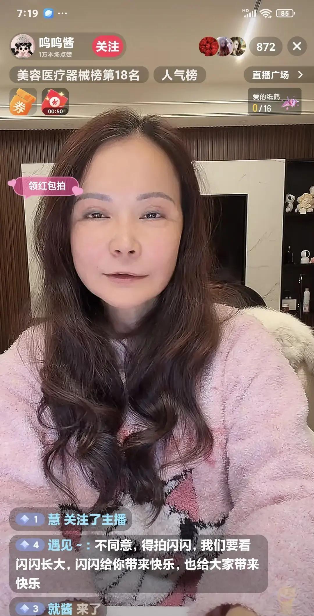 外婆把门堵上了。
不是比喻。
黄一鸣的妈妈，直接站在了镜头和孩子之间。
手势斩钉