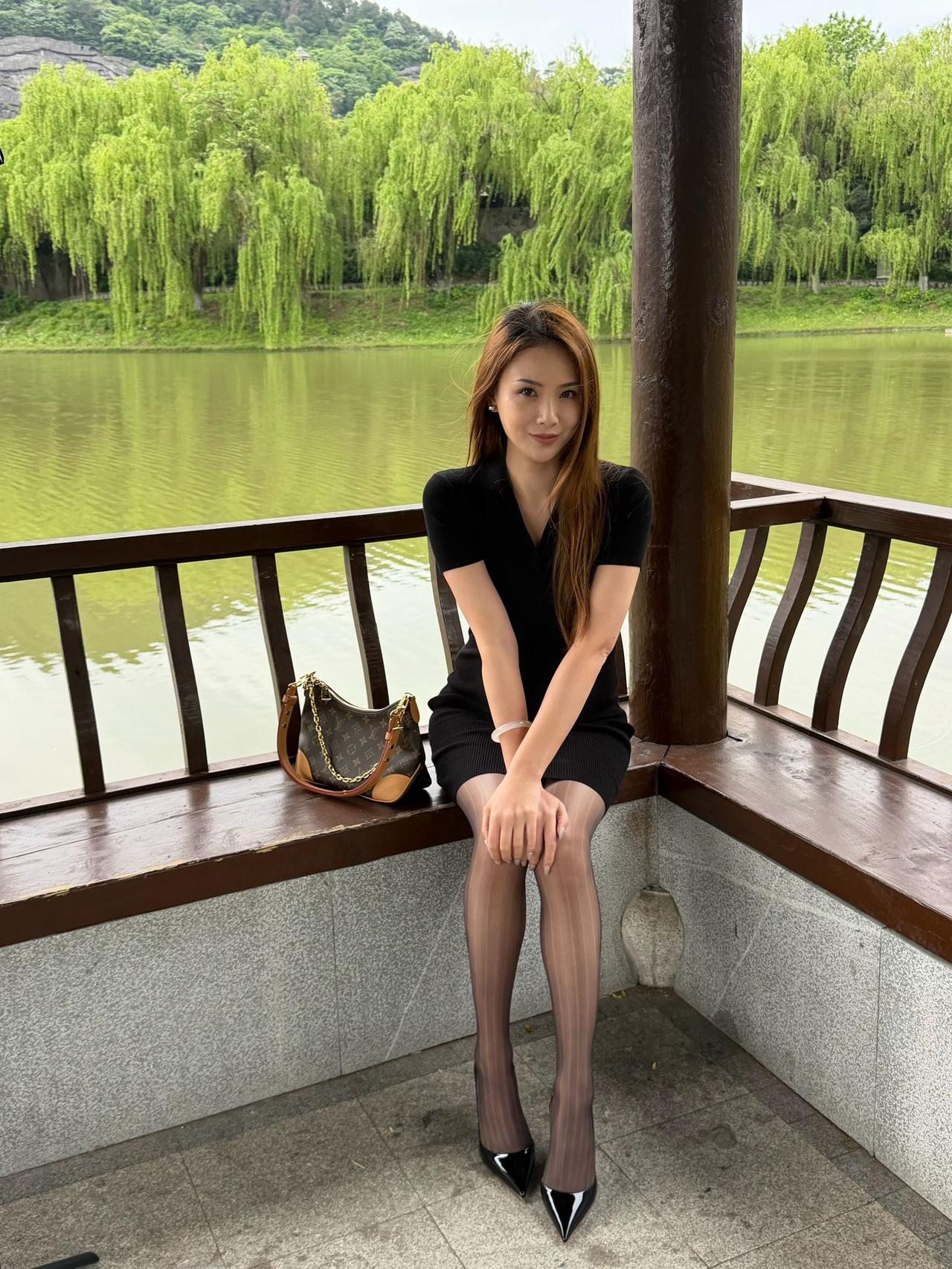 怎么穿出成熟、气质感一湖春水，满目清翠，一袭简约黑衣，赴一场山野温柔之约。