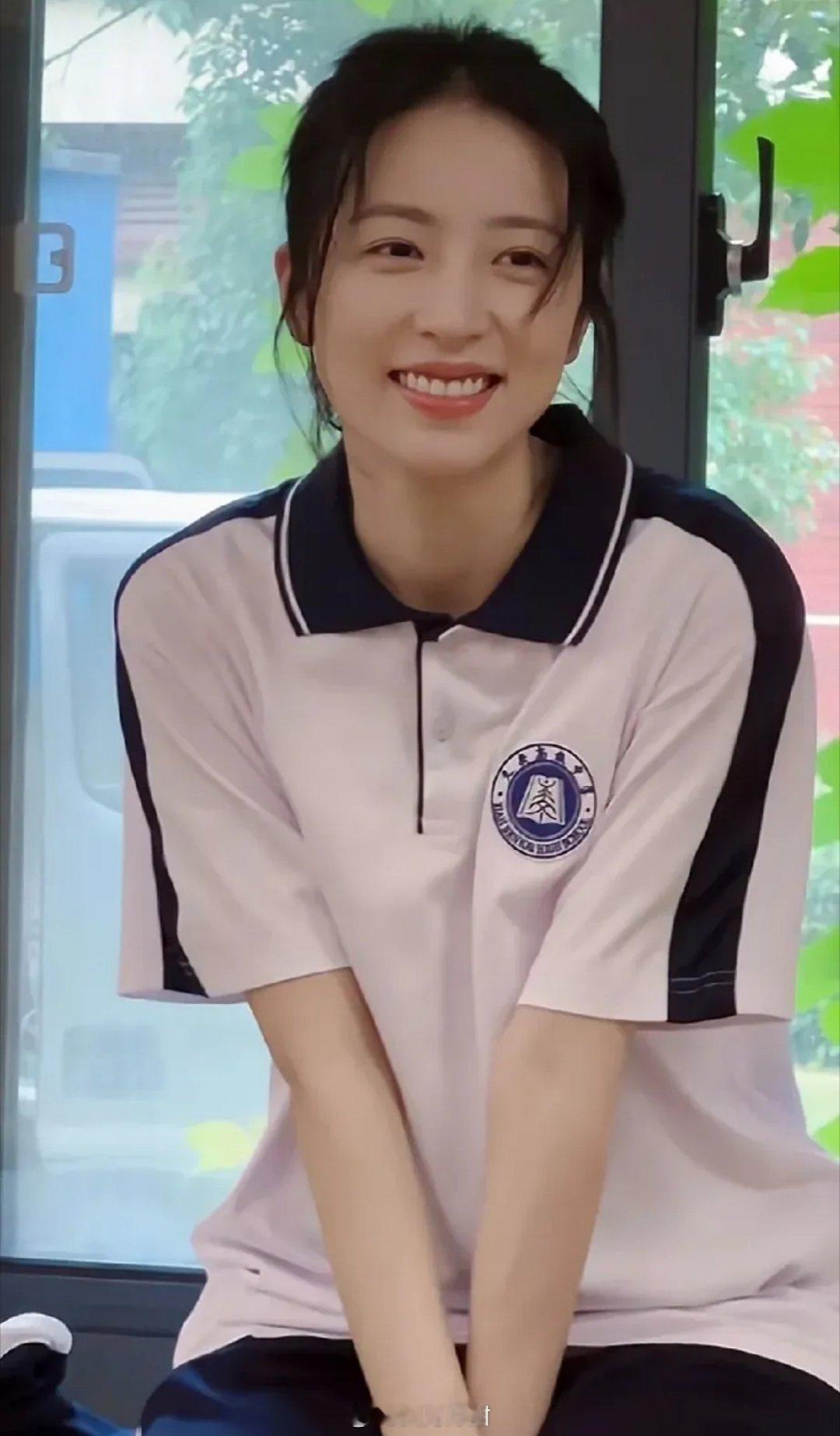 周雨彤自己打伞周雨彤得真的是很漂亮，有韩系女主的感觉，而且她的观众缘还是不错的；