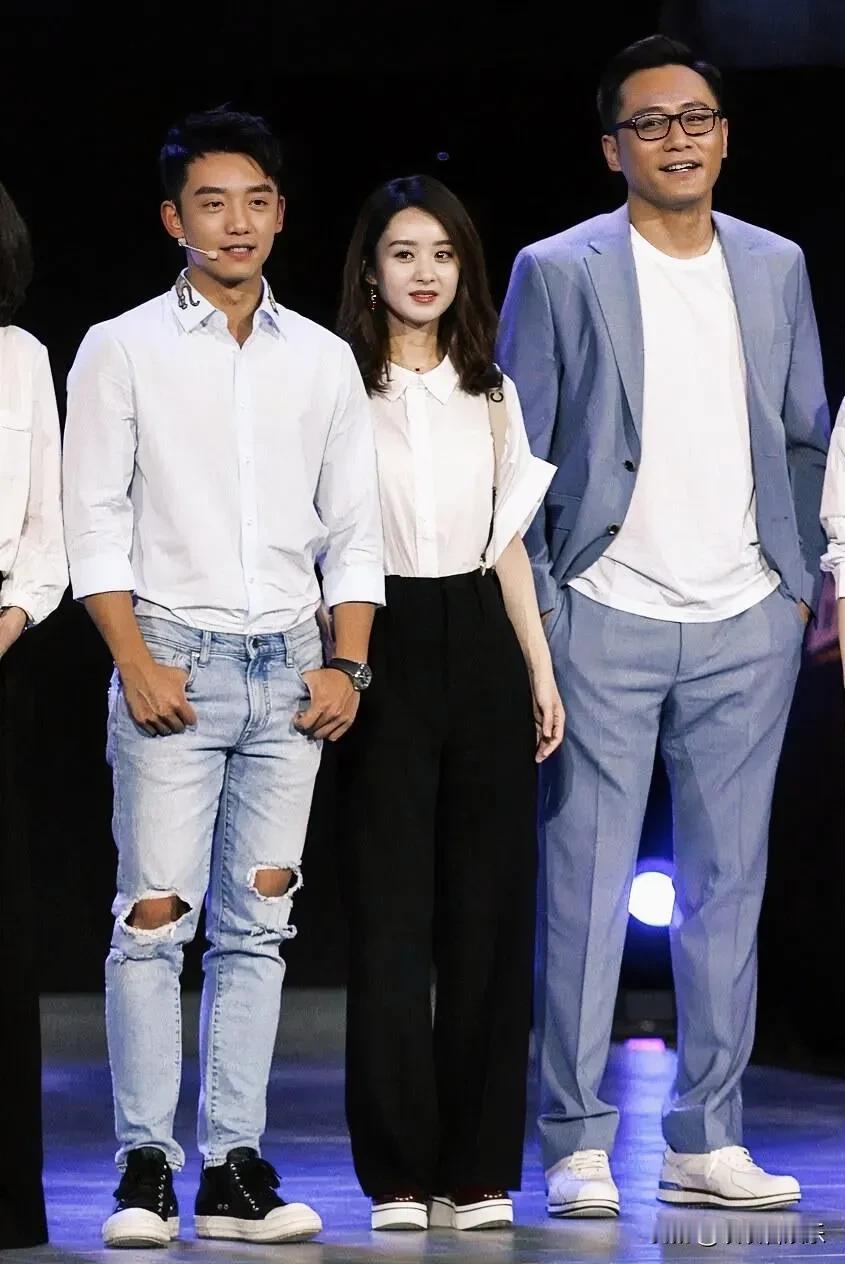 站在两个帅哥的中间是赵丽颖icon，右边是的男生是谁呢？戴眼镜，休闲服装尽显男神