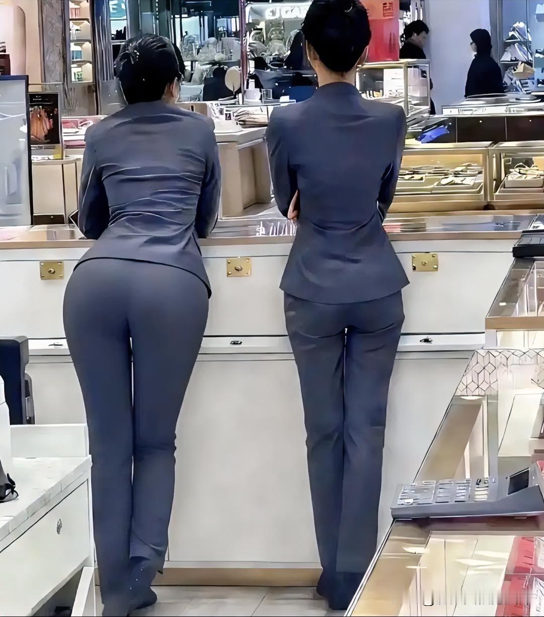 如图，卖珠宝的两名美女营业员！