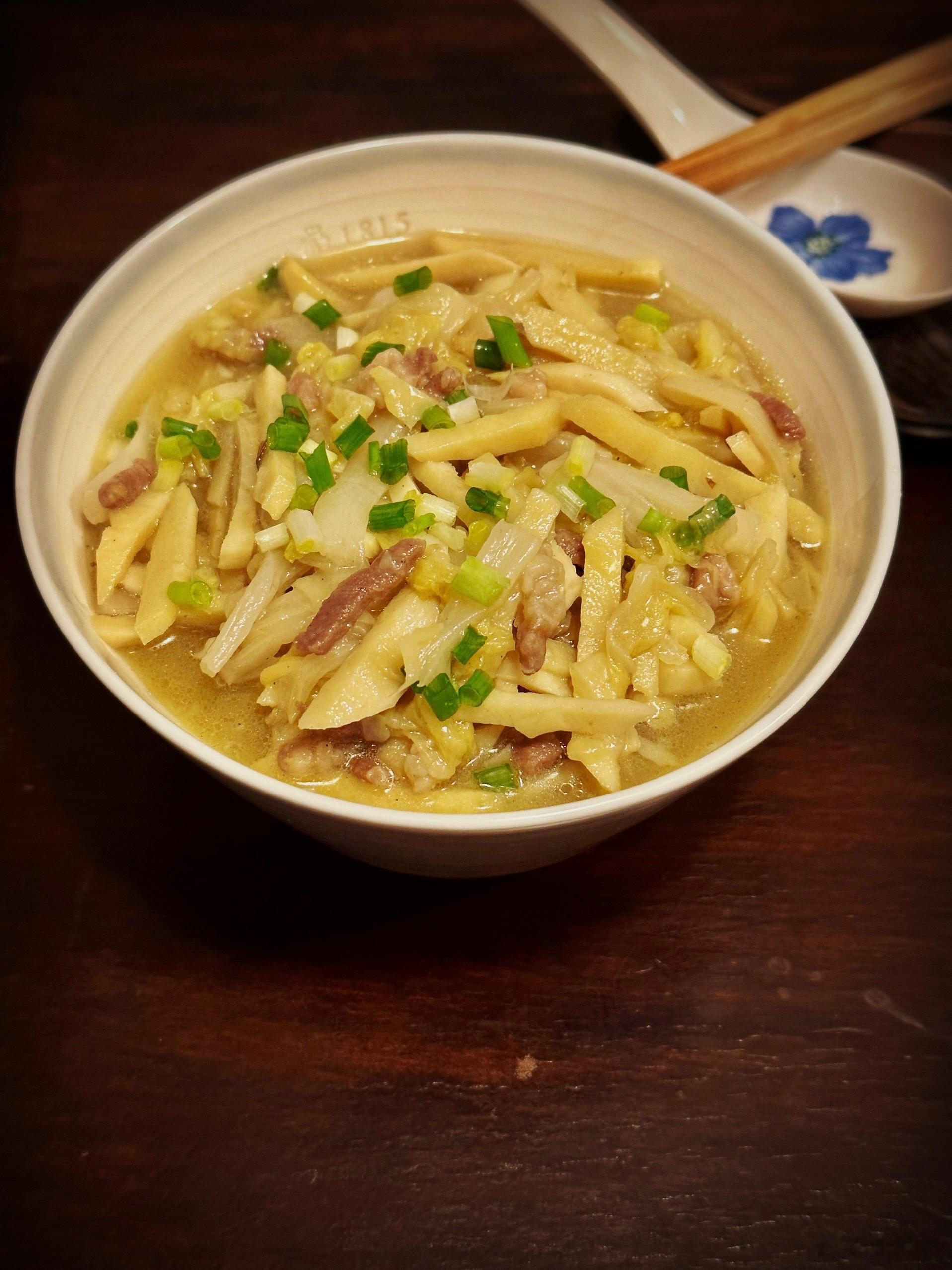 问政山的冬笋好吃了，乃么摆了老老多冬笋的烂糊肉丝，红烧羊肉，关东煮汤底的青红萝卜