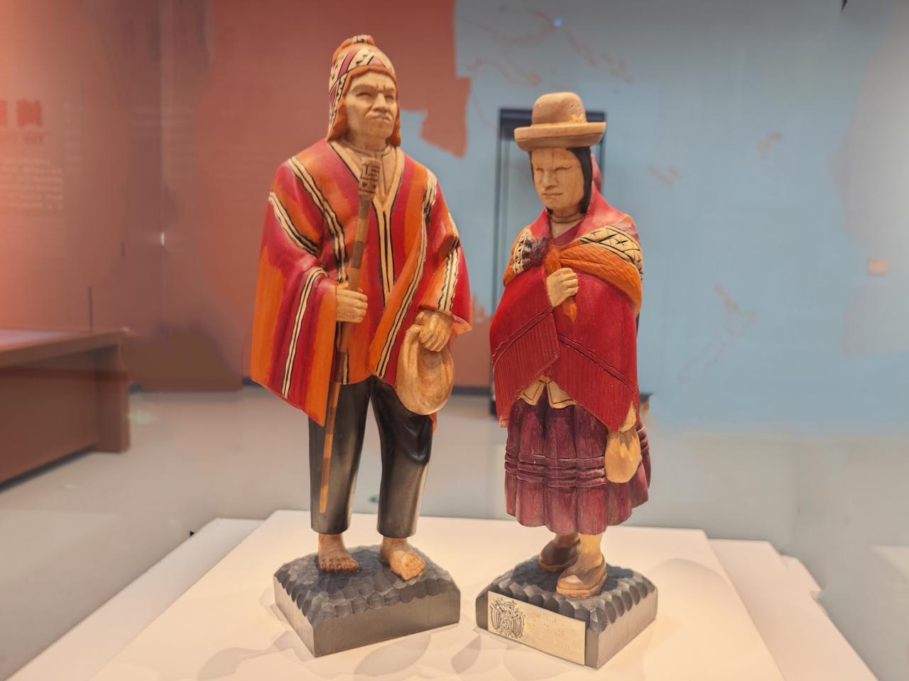 中央外交礼品博物馆，馆藏礼品不仅造型各异，材质也千差万别。

玻利维亚的彩绘男女