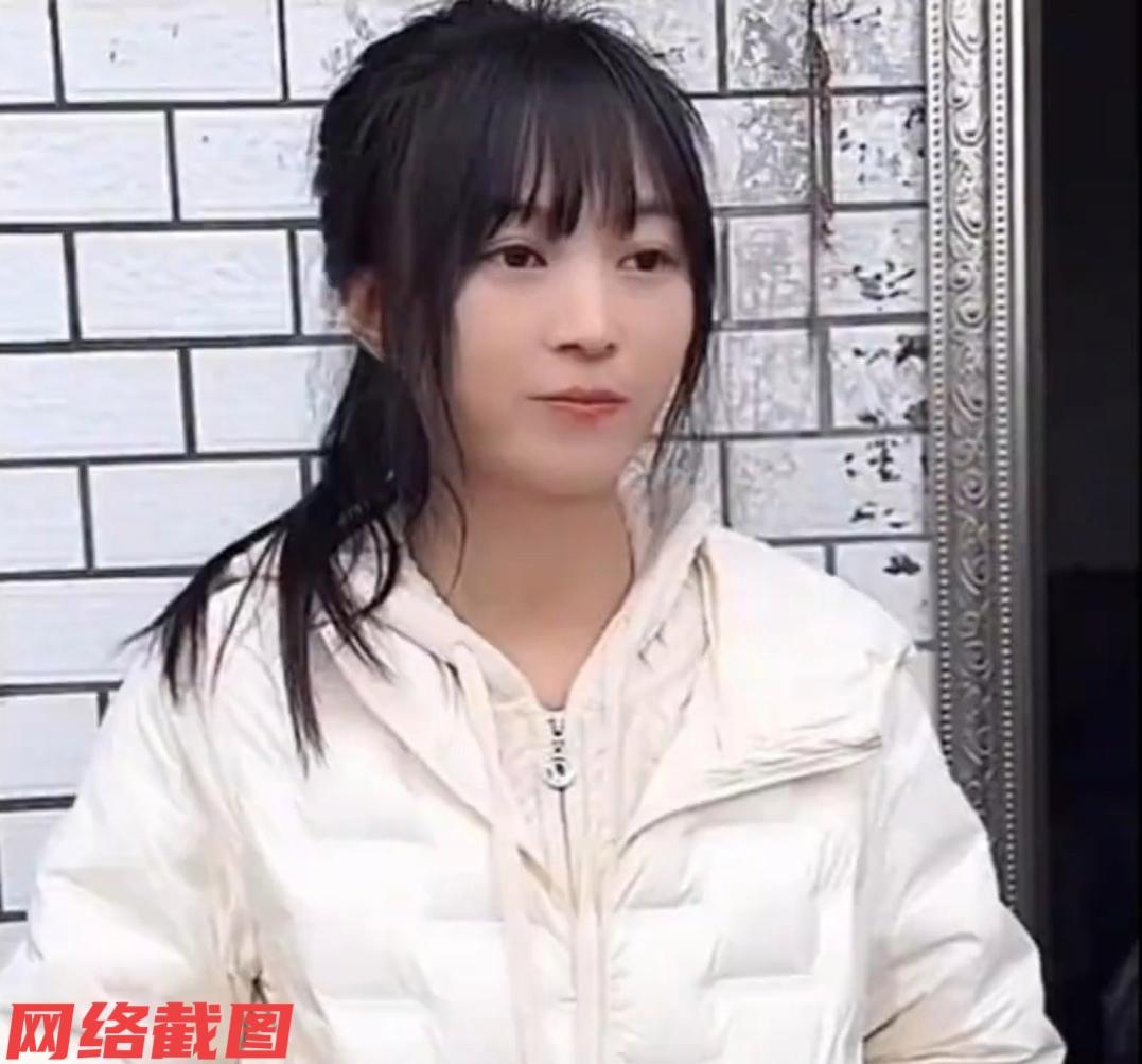 重庆合川庆福村，有网名为呆呆的女生如今惊楞了。

原来女生只不过在网络上发布了一