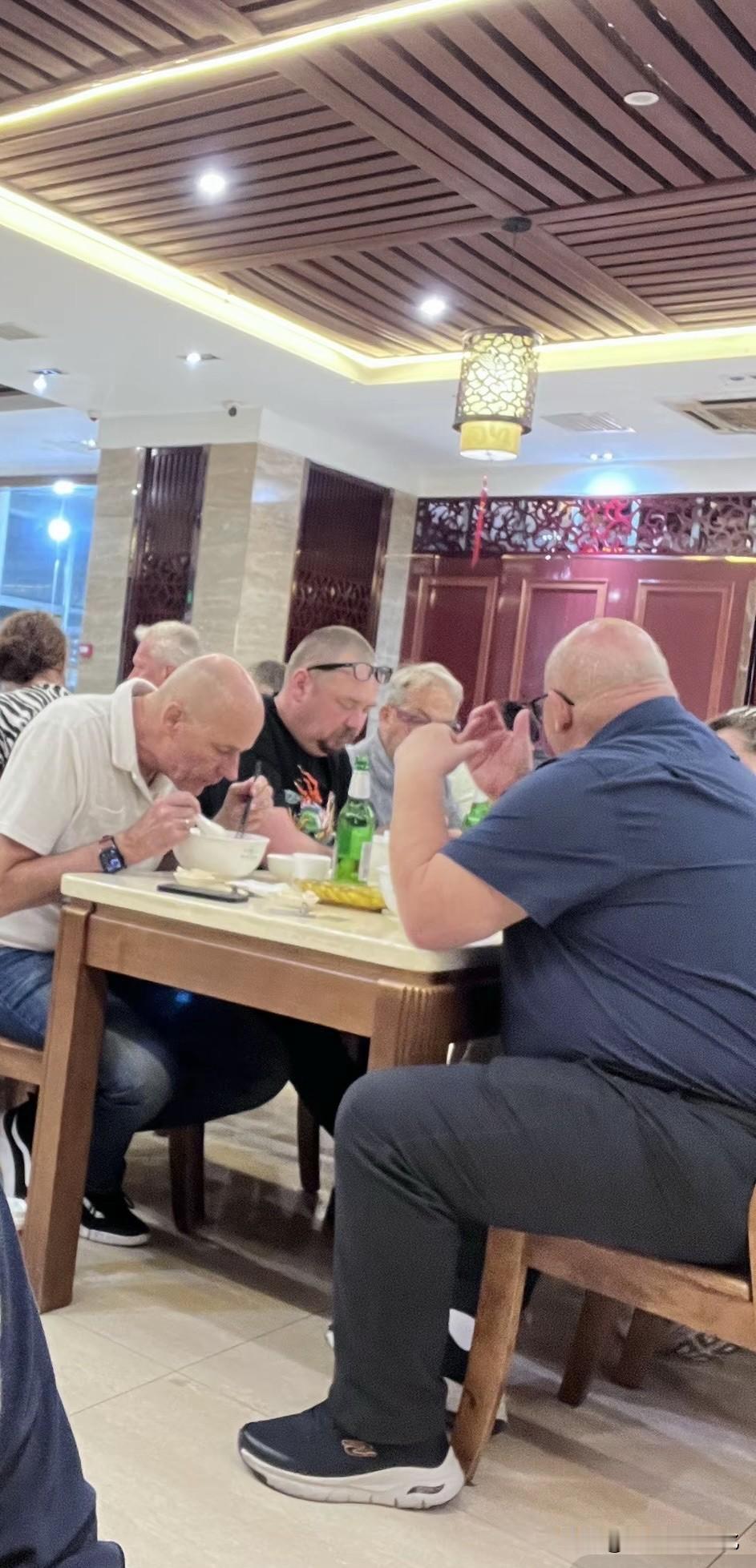 晒图笔记大赛西安牛羊肉泡馍店坐满了品尝美食的外国游客。
