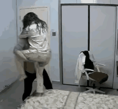 都说小别胜新婚，夫妻俩刚一见面，就要温存，不料小姨子抱着宝宝推门进来，坏了好事，