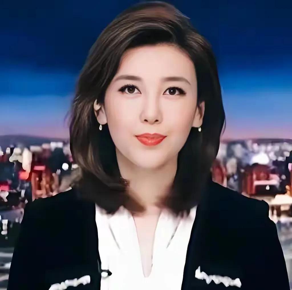 央视主持人李红，颜值出众，气质绝佳。

端庄大气又沉稳优雅，完全撑得起场面，不愧