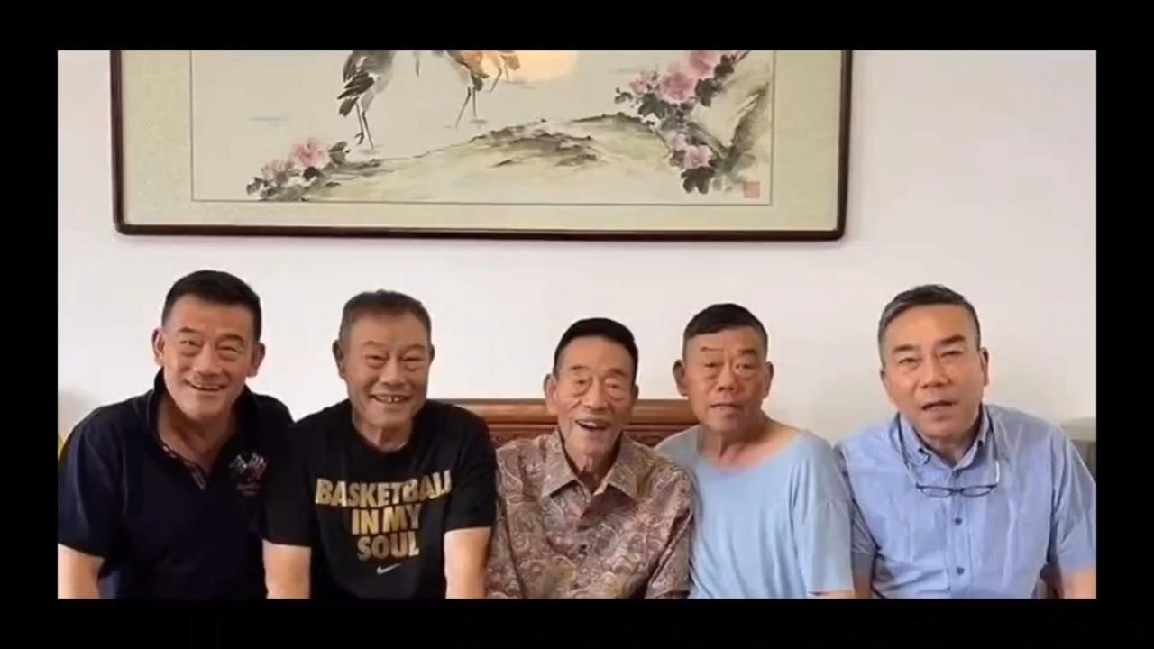 杨少华刚被安葬，杨议就立马开直播，他说父亲90多岁，年龄大了，不知道什么时候会走