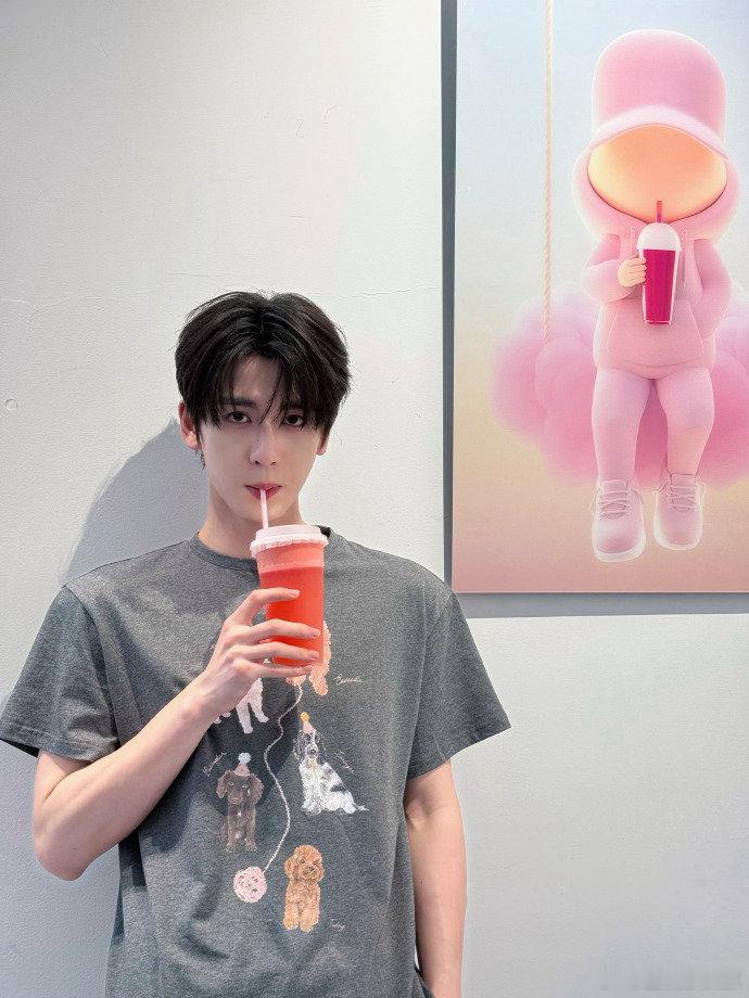 强烈建议锁死张凌赫的猪八戒面具！一屋子人里就他的造型最出戏，明明藏得严严实实，可