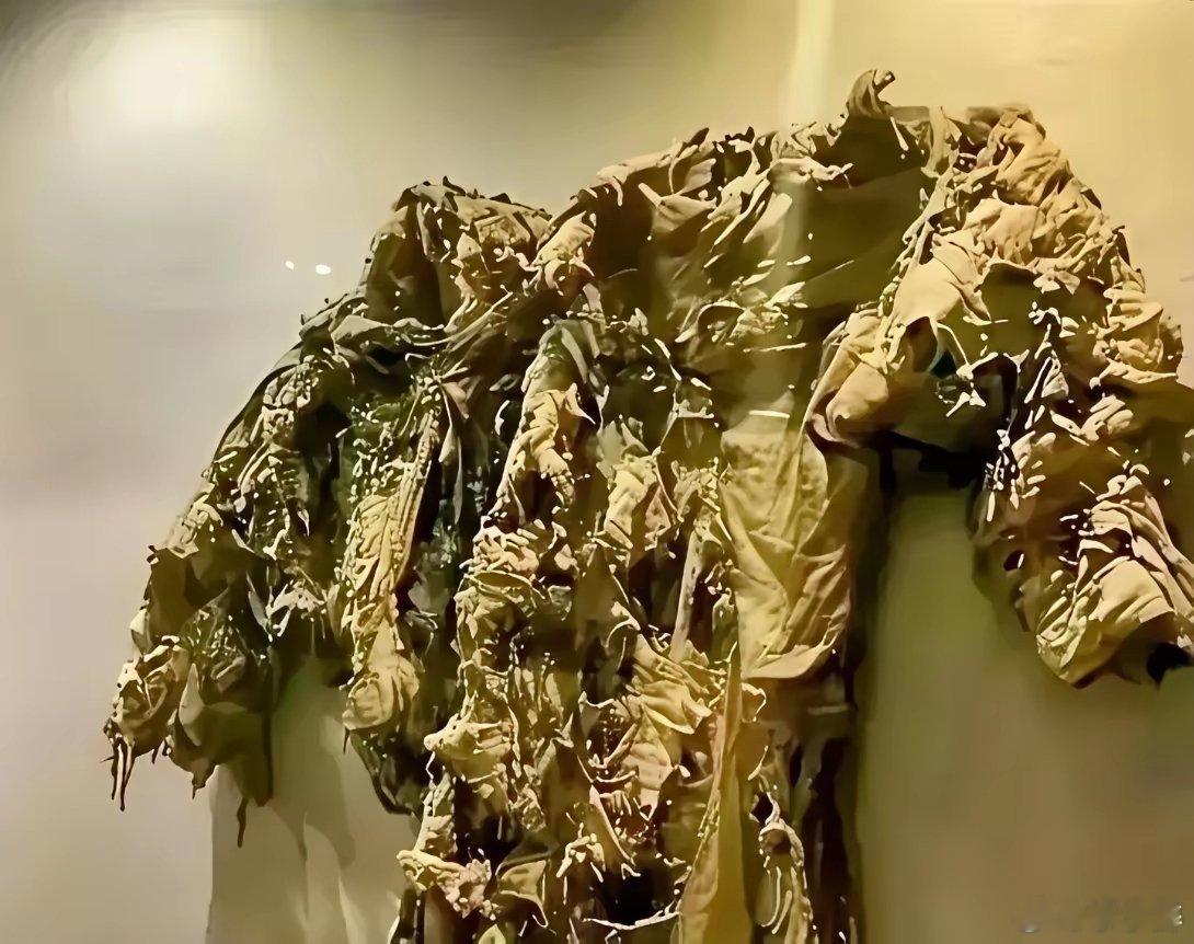 黄继光牺牲时的军装，弹孔把布撕碎！英雄从未走远，致敬的戳个赞 ！ ​​​
