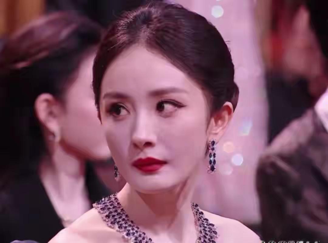 别再吹杨幂的高情商了，微博之夜那一挪，把十年心血搭了进去。
一个顶流，在万众瞩目