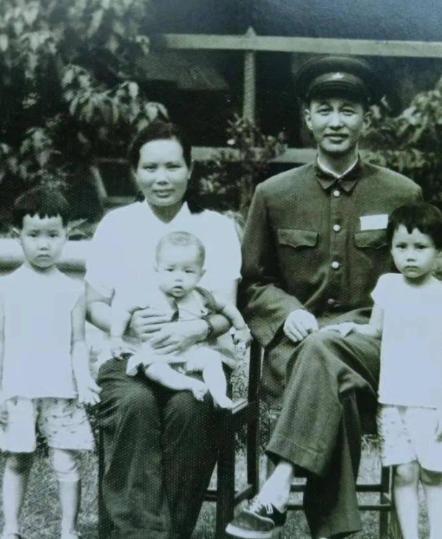 1936年，洪学智对女兵张文产生了兴趣，但张文嫌他脸上满是麻子，就在这时，张文的