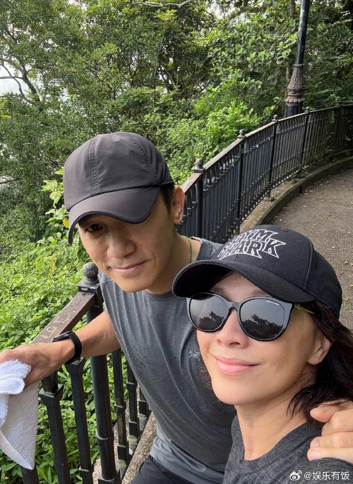 刘嘉玲梁朝伟一起晨跑 刘嘉玲的晨跑搭子是梁朝伟 刘嘉玲晒出与梁朝伟的同框照，两人