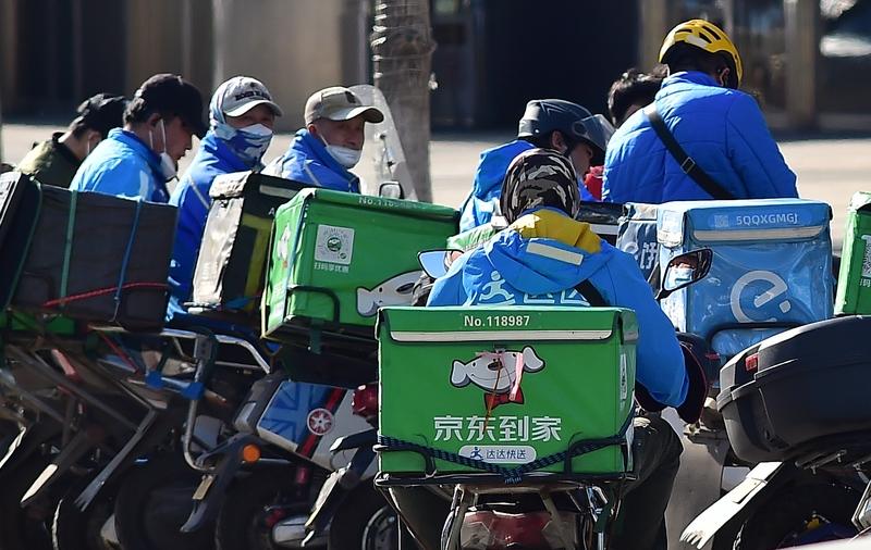 52岁超市配送员送单途中晕倒昏迷，治疗费超65万元；因无法确认劳动关系，保险又拒