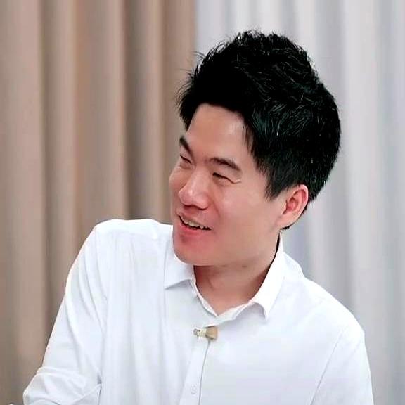 啥情况？兰知春序大早上突然开播了。
 

主播董董顶着满屏问号，犹豫了一下，还是