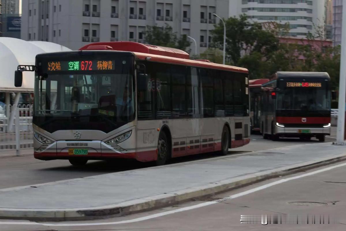 610路公交车比较拥挤！打开车来了软件，上班时间点20分钟一班。为什么不加密班次