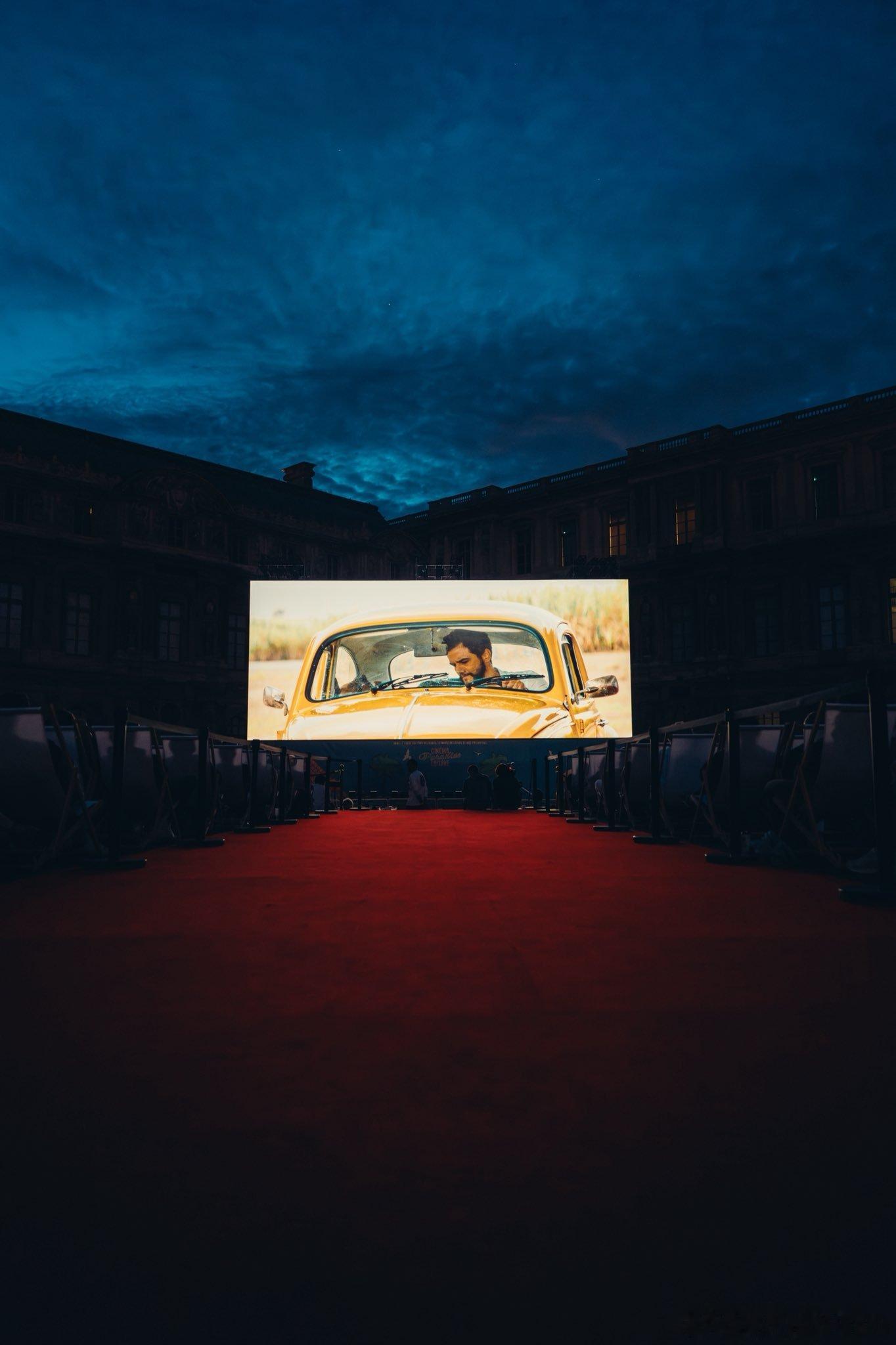 《密探》在卢浮宫举行了露天放映，本届戛纳电影节评委会主席朱丽叶·比诺什为来到现场