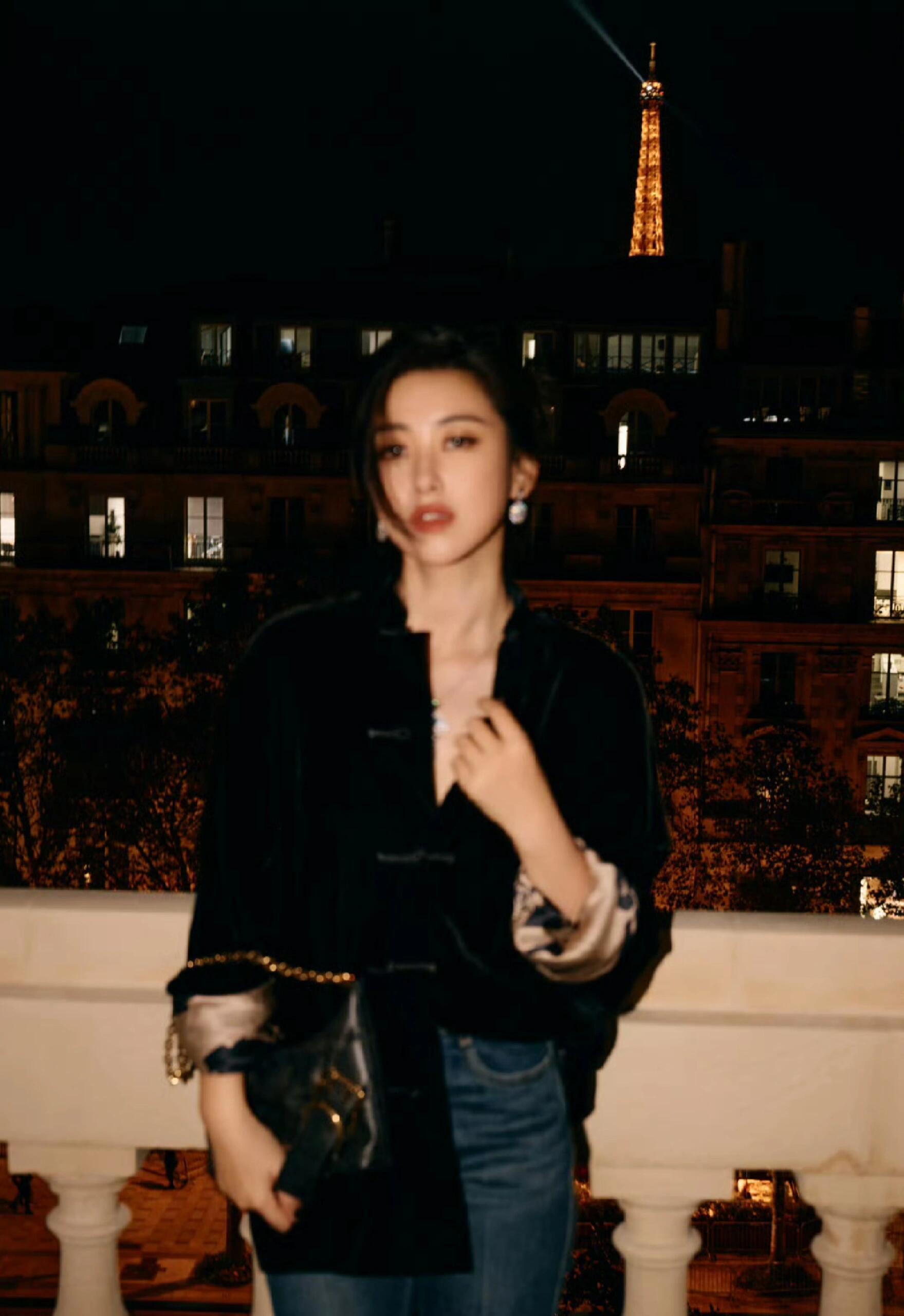 朱珠深V蛋糕裙 人穿衣服不是衣服穿人，朱珠穿什么都很老钱 