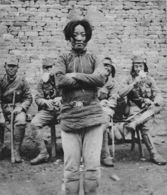 安徽和县抗日人民自卫军女战士成本华被日军俘虏后，临刑前双手交叉地抱在胸前，轻蔑地
