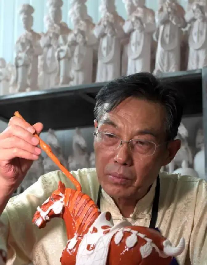 1994年，河南农民高水旺正在家里做泥胚，几名警察突然闯进了院子里，不由分说就把