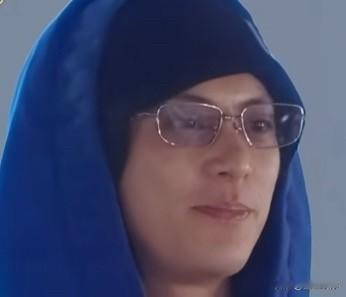 王鹤棣从一开始就察觉了沈月的针对，当场隐忍是权衡后的选择。这类隐晦的较劲本就说不