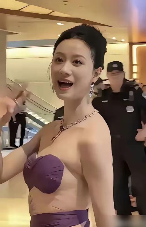 1999年，倪虹洁接拍了国内第一支内衣广告。
当时对方跟她说，有替身，不用真露，