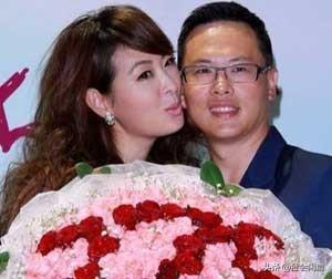 怪不得这个人这么喜欢嘚瑟，原来家庭背景深厚。

贾永婕已经52岁。她出身名门，祖