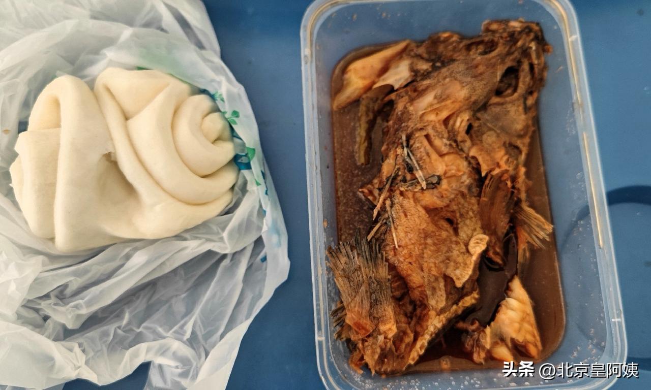 向 关心我的盟友们汇报今天的午餐，红烧小石斑鱼12元，小花卷一个03元。 估计这