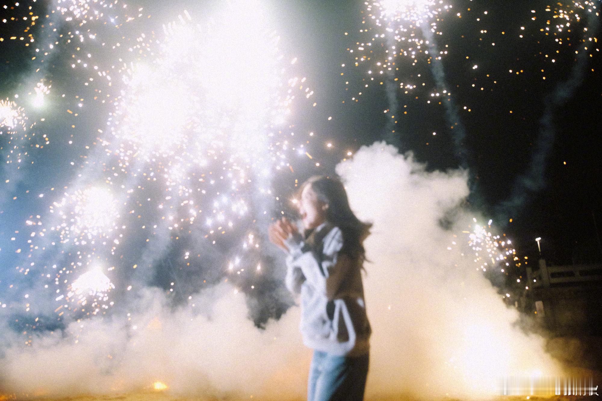 张婧仪海边放烟花 在海边放烟花好开心！幸福感隔着屏幕都感受到啦！2026会一直有