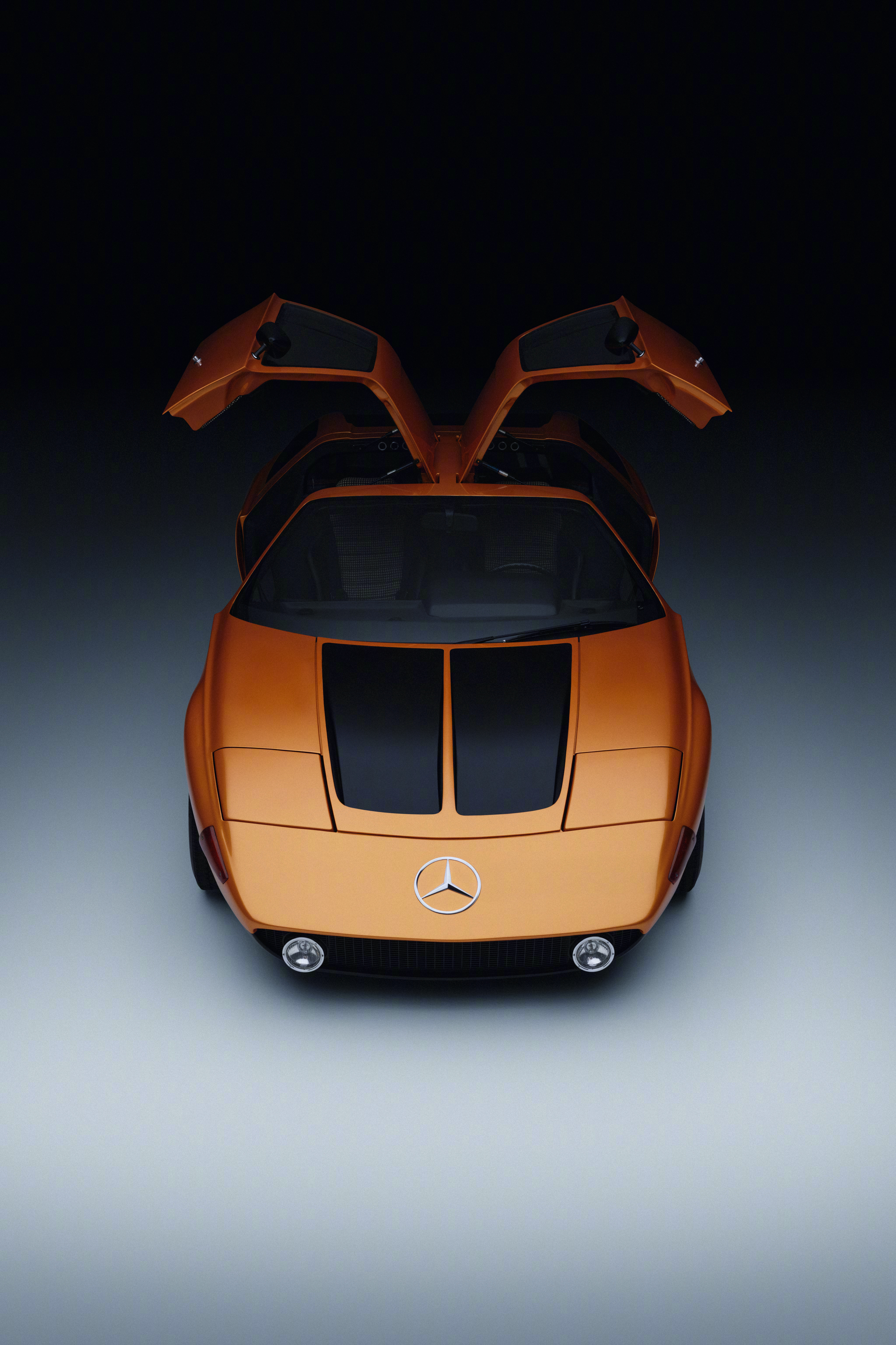 跨越140年的热爱1986年，梅赛德斯-奔驰通过技术合作与产业层面的探索，在香港