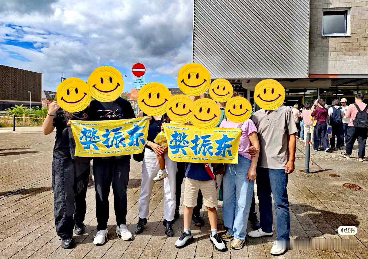 图片作者“喝小酒的momo”：“ 我们一家9口在萨尔，男女老少共同为樊振东加油，