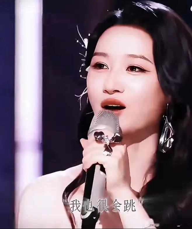 何宣林，凌晨3点发文道歉。4月24日《乘风2026》二公舞台播出，她们小组表演歌