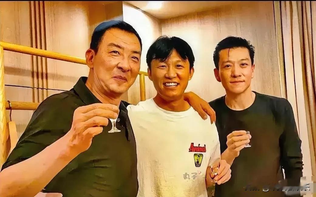 三个著名明星举杯合影，哇，右边这位明星像不像《暗夜与黎明》“特务”的王力群，代号