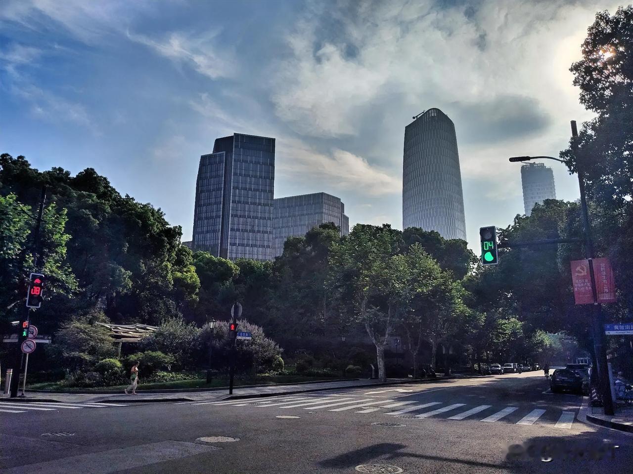 群山细雨翠。