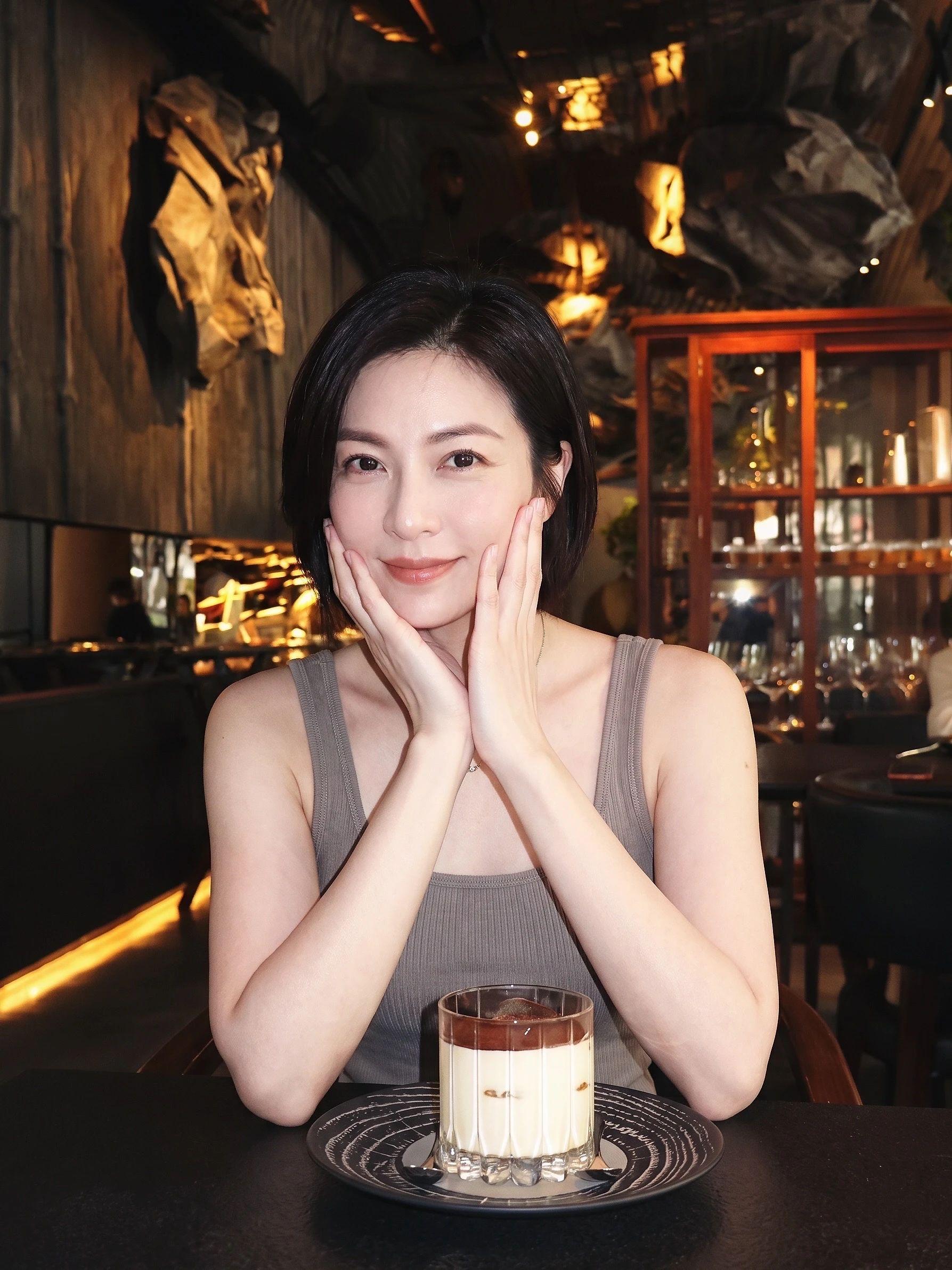 40＋，都说我有种气血充盈的美。出门买个菜、下楼散步 总被小区邻居随口...
