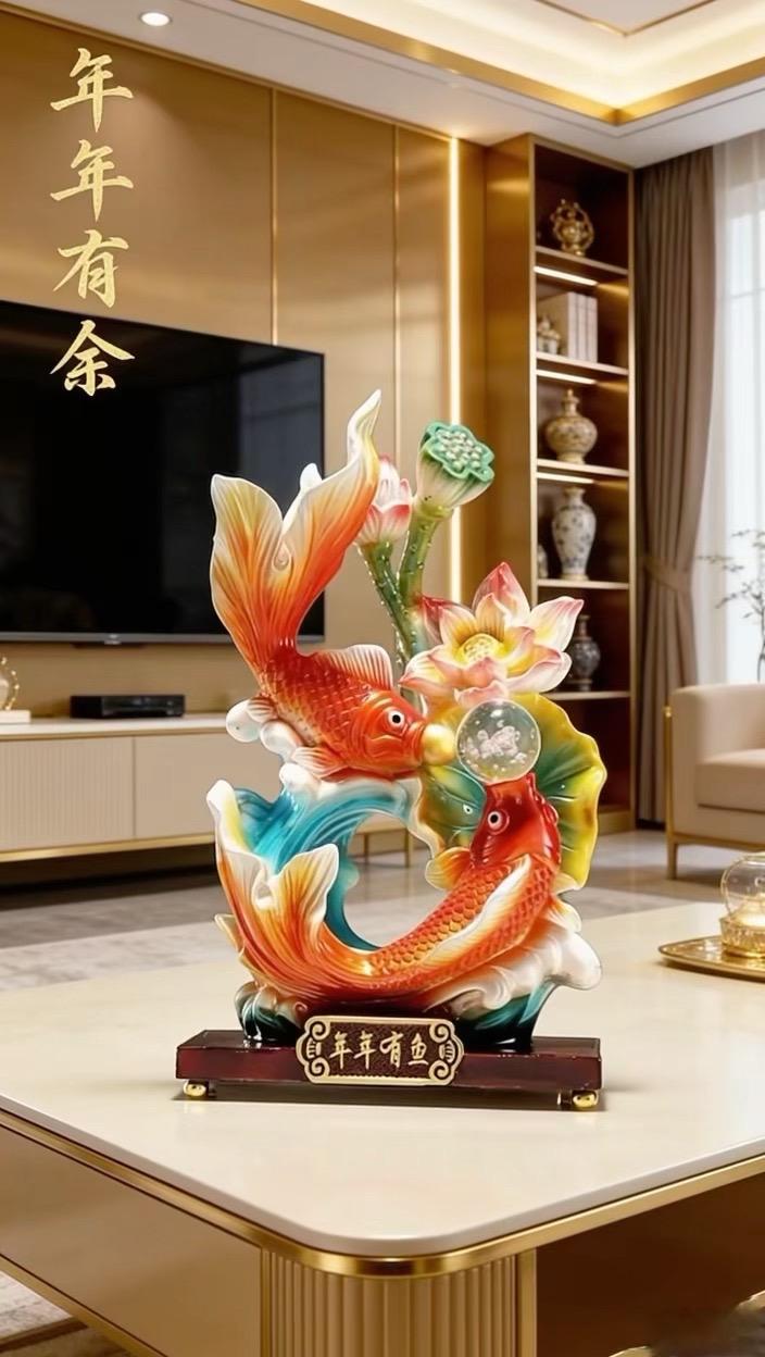 锦鲤衔莲呈瑞气，荷风送福入华堂。 一摆有余年复年，满堂吉庆韵悠长。