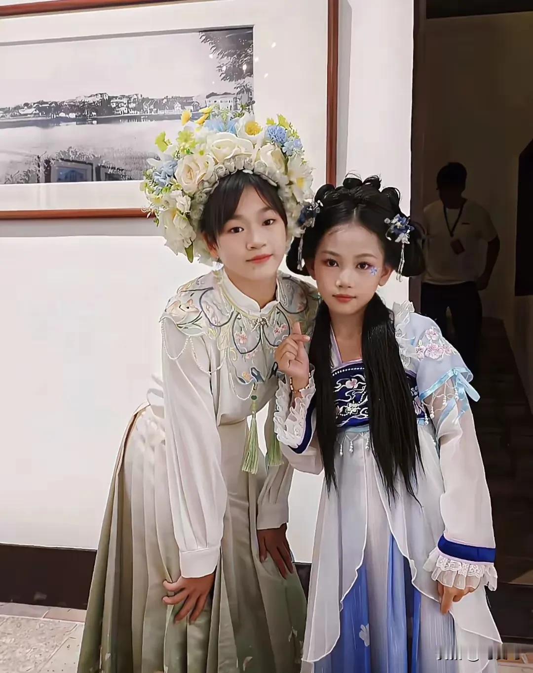 全红婵也太美了吧！

国庆假期，全红婵身着汉服、头戴簪花现身老家湛江的赤坎老街。