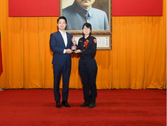 中国台湾省，蒋经国的孙儿蒋万安说：听闻噩耗的第一时间，我非常心痛！
 
他还特意