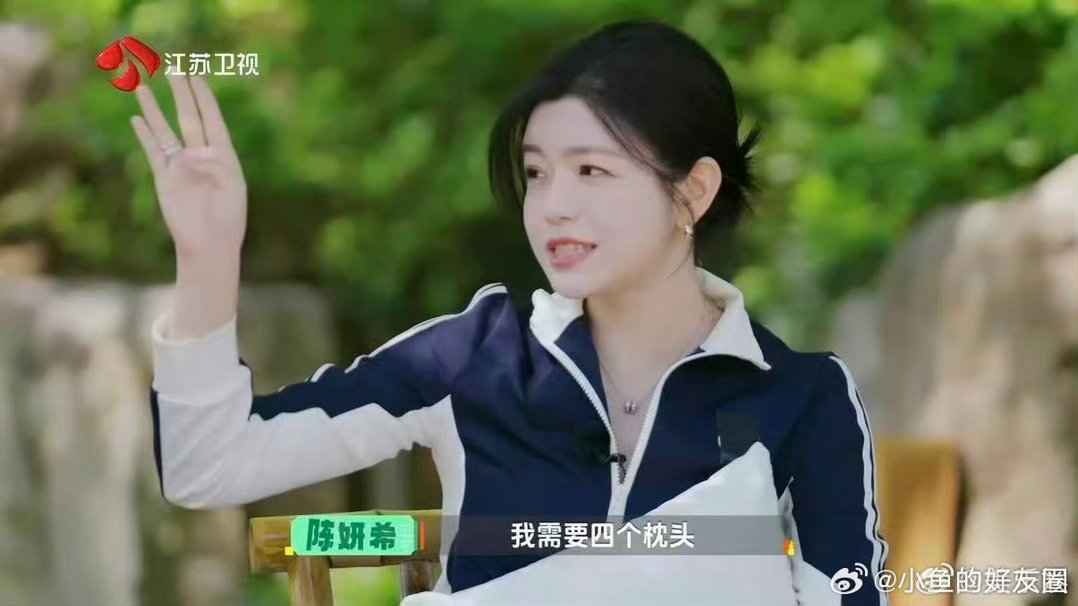陈妍希葛优躺陈妍希跟腱受伤锁定懒人沙发，瘫着也太爽啦吧，不过不要常坐，久躺伤腰，