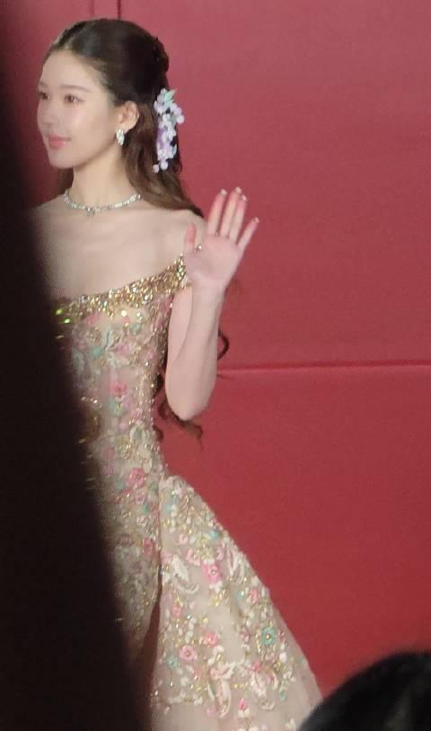 赵露思身穿Zuhair Murad 2026春夏高定系列繁花长裙，亮相时尚芭莎来