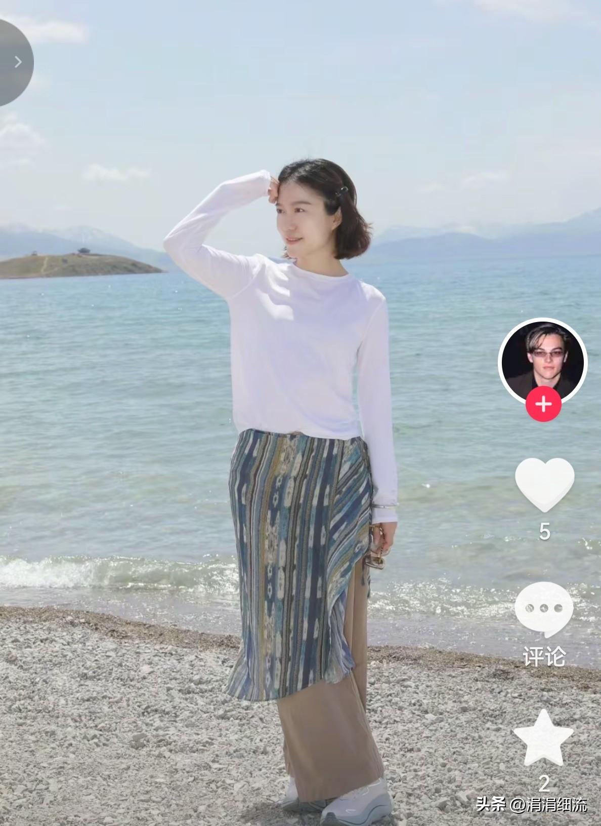 杨振宁教授去世八个多月了，翁帆终于走出来了，她和妈妈一起到新疆旅游，她穿着白色的
