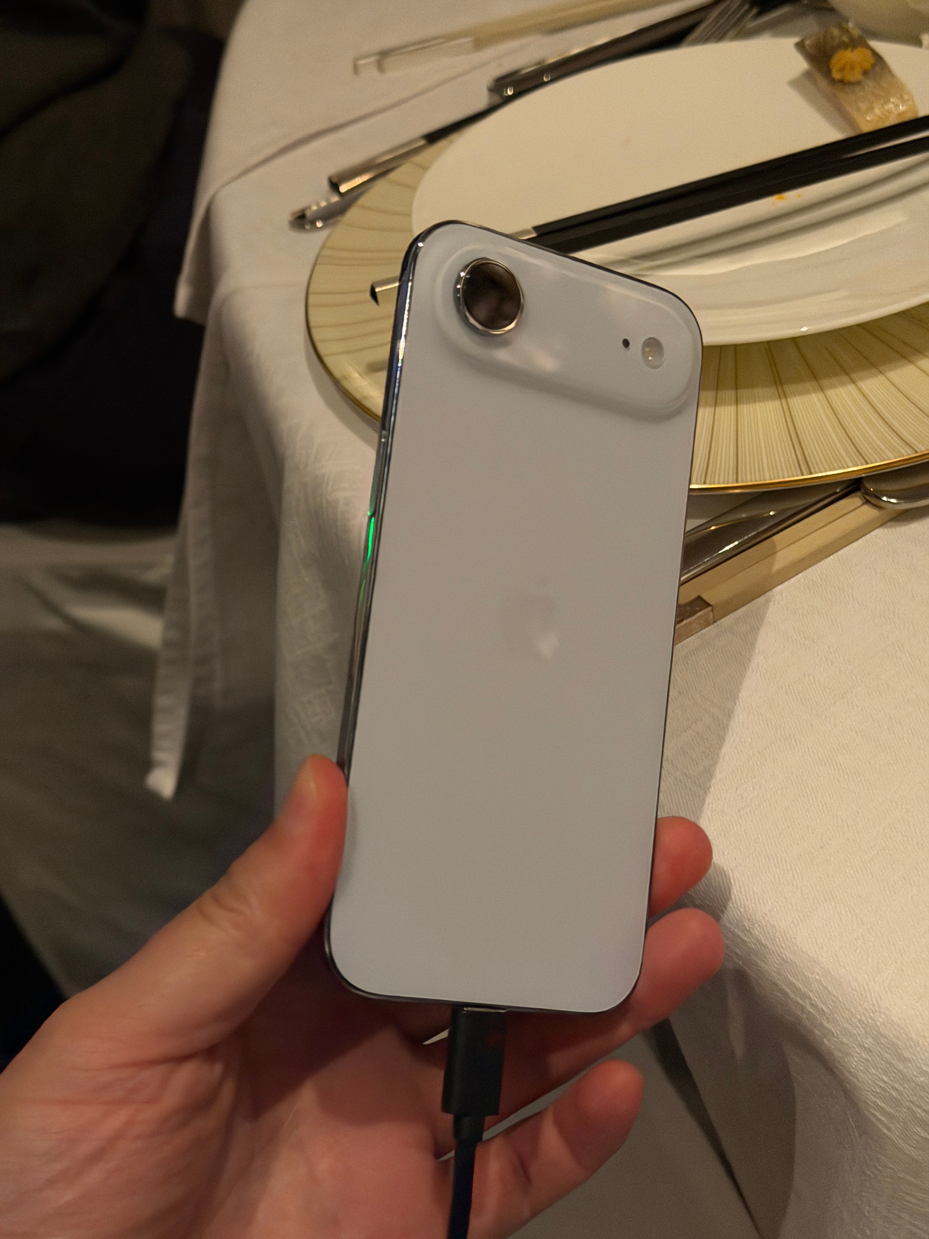 iPhone Air用户嘴真严见面就夸这个机器好用绝口不提一天两充的事