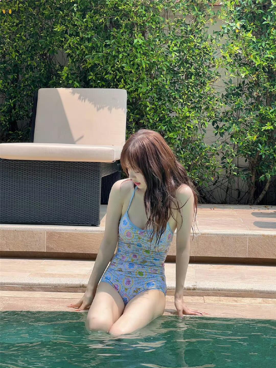 徐梦洁
绿墙把阳光剪碎
她坐在池沿，让水漫过膝盖
湿发垂成温柔的帘
把夏天裹进碎