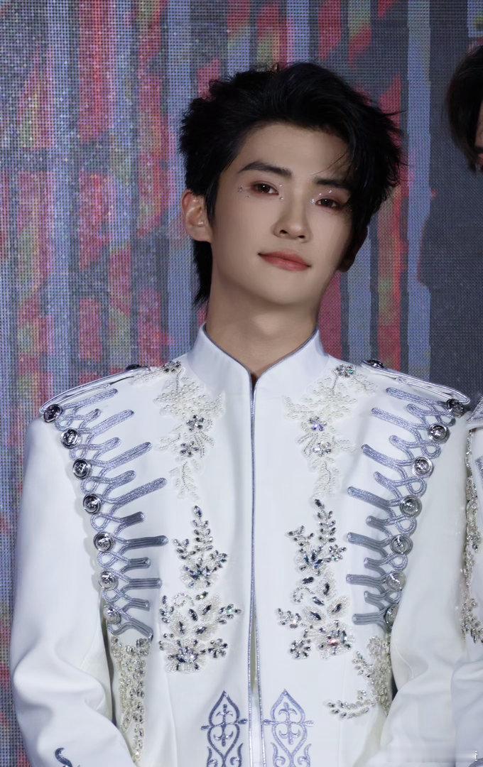未出道男团受金曲奖评委青睐阿沁为MK写歌助力金曲奖💿乐坛新人迎来高光契机，MK