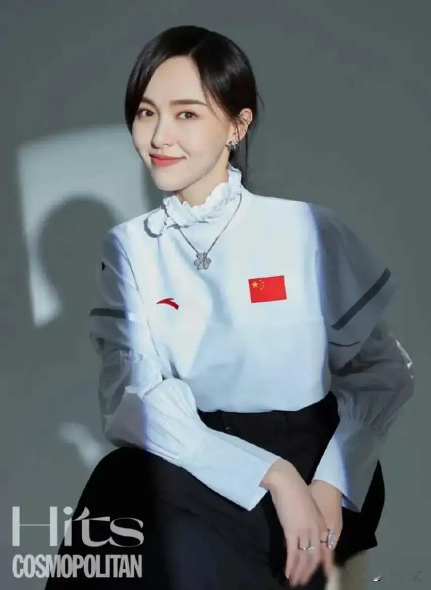 这样将商标和国旗印在同一件衣服上的行为是否合理？如果将商标印在前面，国旗印在后面